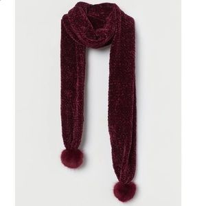 Divided red knit scarf